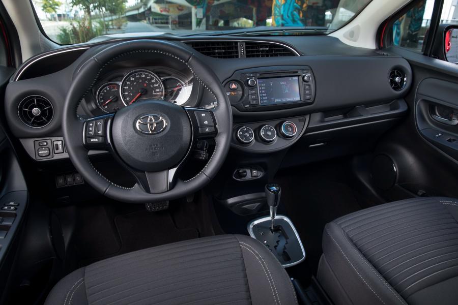 Торпедо Toyota Yaris SE 2017 года  (NA) (фото 11 из 32)